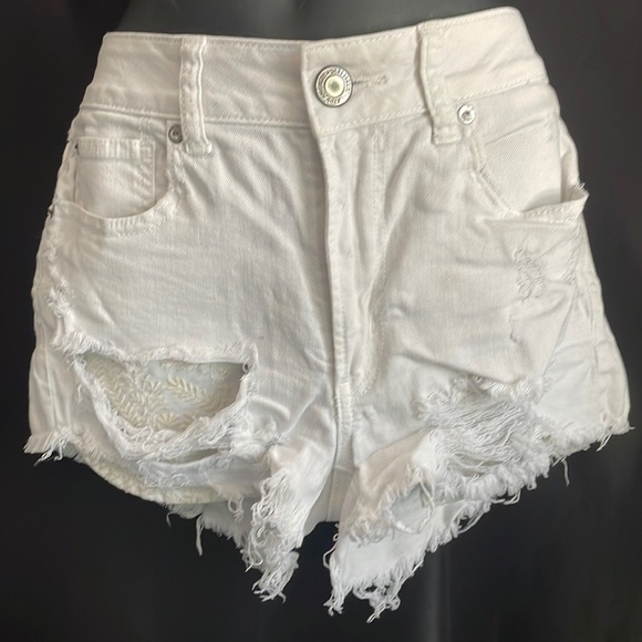 American Eagle white jean shorts distressed eyelet pockets peak through Sz 6 - Picture 1 of 7